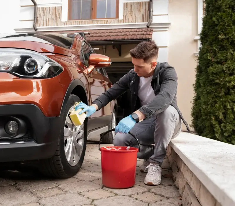 Lavage auto à domicile Montigny-lès-Cormeilles : professionnel intervenant sur un véhicule